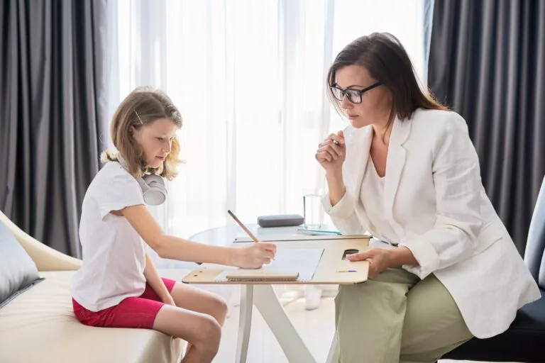Cum să Sprijini Copiii cu Autism, Sindrom Down și ADHD